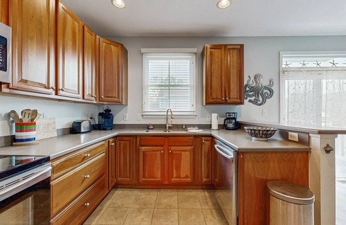 Sun Ridge Casa | Three-Story Bayside Resort Retreat W/ Shared Pool/Hot Tub, Balcony & Central AC