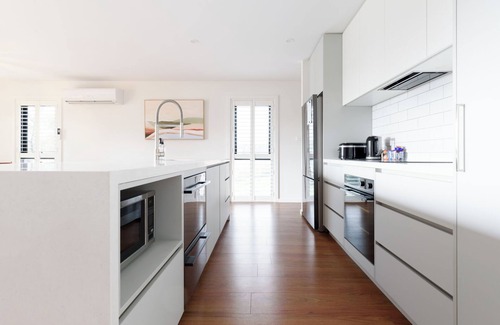 Launceston CBD Casa | Three-Story Haven River Views & Near Gorge