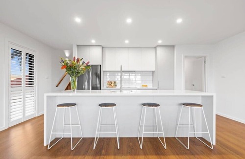 Launceston CBD Casa | Three-Story Haven River Views & Near Gorge