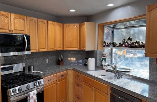 Frazier Park Casa | Three-story home in Frazier Park
