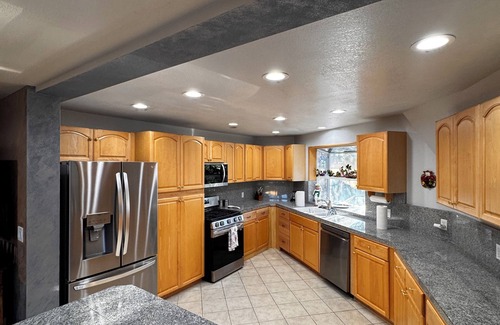 Frazier Park Casa | Three-story home in Frazier Park