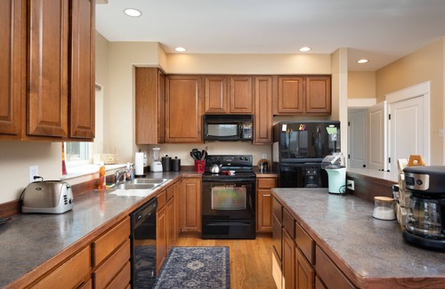 Four Corners Casa | Three Suites Lodge, Full Private Bathrooms!