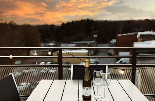 Jonesville Apartamento | Three Trails Unit 9 | WineCountry/RoofDeck/Dwntn