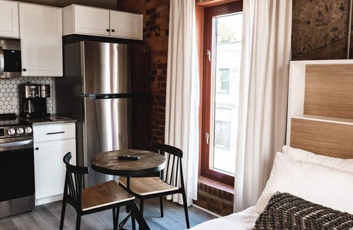 Jonesville Apartamento | Three Trails Unit 14 | WineCountry/RoofDeck/Studio/Dwntn