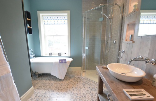 Blythburgh Cabaña | THYMBLETHORPE, BLYTHVIEW, pet friendly, with pool in Reydon