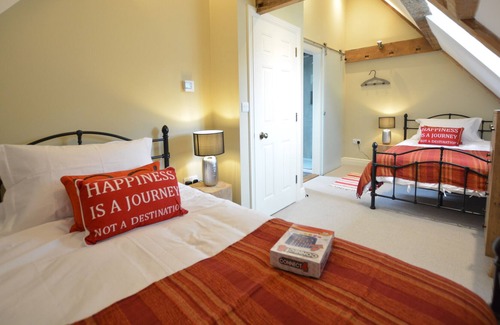 Blythburgh Cabaña | THYMBLETHORPE, BLYTHVIEW, pet friendly, with pool in Reydon