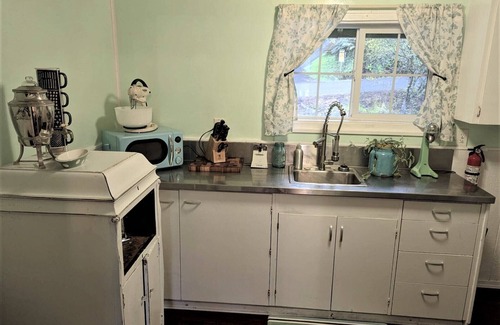 Westlake Cabina | Ticketmaster Chamber - Lakefront Studio Vacation Rental