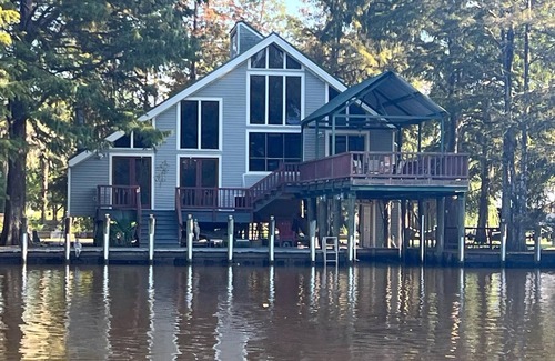 Springfield Casa | Tickfaw River House - sleeps 8- has 5 beds
