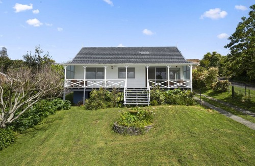 Algies Bay Casa | TIDE AND TRUE - ALGIES BAY HOLIDAY HOME, with a garden in Algies Bay