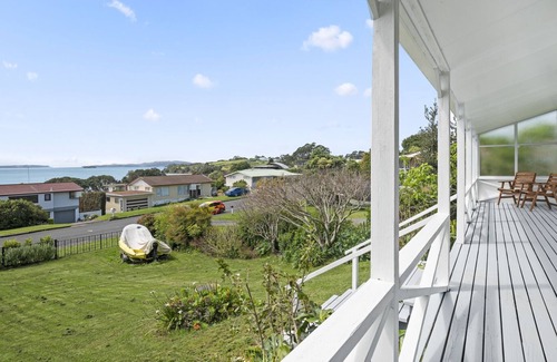 Algies Bay Casa | TIDE AND TRUE - ALGIES BAY HOLIDAY HOME, with a garden in Algies Bay