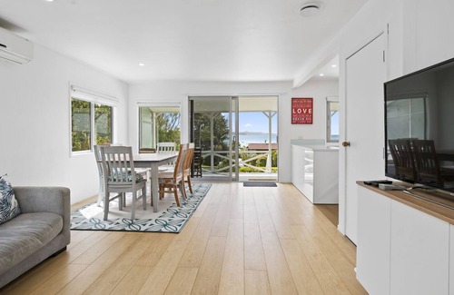 Algies Bay Casa | TIDE AND TRUE - ALGIES BAY HOLIDAY HOME, with a garden in Algies Bay