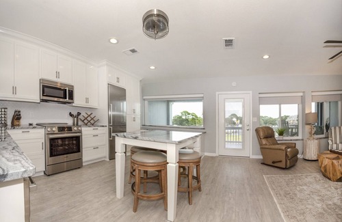 Panacea Condominio | Tide Creek Bungalow, Panacea...Marina/Bay Views, 2 Balconies, Pool, No Boats
