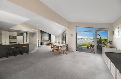 Maungatapu Casa | Tides Inn.... Spacious and Unique Waterfront Holiday