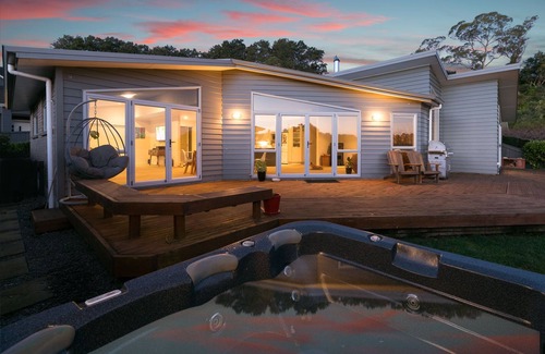 Maungatapu Casa | Tides Inn.... Spacious and Unique Waterfront Holiday