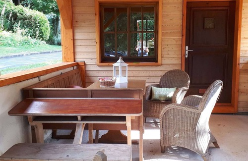 Schoenecken Chalet De Esquí | Tidy chalet with fireplace, located in wooded area