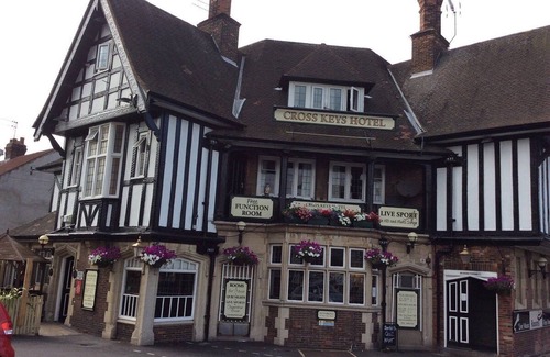 Hull Apartamento | Tidy rooms above period local pub