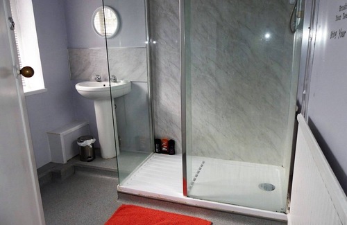 Hull Apartamento | Tidy rooms above period local pub