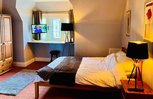 Hull Apartamento | Tidy rooms above period local pub
