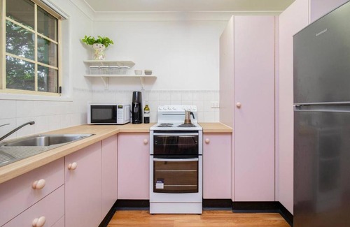 Tighes Hill Casa | Tighes Hill Hideaway - Alfresco Living by the Park
