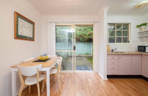 Tighes Hill Casa | Tighes Hill Hideaway - Alfresco Living by the Park