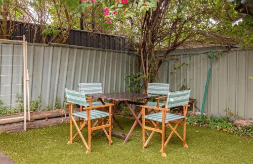 Tighes Hill Casa | Tighes Hill Hideaway - Alfresco Living by the Park