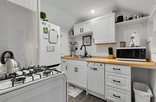 Dennis Port Casa | Excelente Casita en Cape Cod! 1 Hab, Cerca Playas/AC/Ducha Ext/Fogata/Perros OK