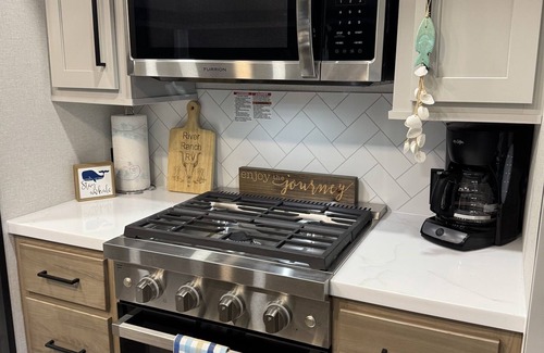 River Ranch Alquiler De RV | Tiki "Glamping" unit fully stocked RV w/golf cart