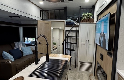 River Ranch Alquiler De RV | Tiki "Glamping" unit fully stocked RV w/golf cart
