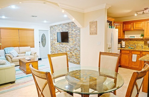 Southwest Casa | Tiki Hut / Pool 4 BR Coastal Cottage- Vacaciones de ensueño