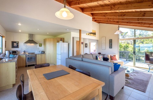 Blackpool Casa | Tikirau Bay Views - Tikirau Bay Views is a wonderfully appointed family holiday home right next to the beach in Oneroa. With three bedrooms (2 x singles and 2 x queens) and a good sized family bathroom, this is the perfect location for a family group