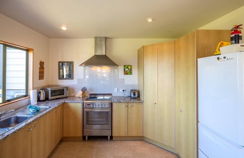 Blackpool Casa | Tikirau Bay Views - Tikirau Bay Views is a wonderfully appointed family holiday home right next to the beach in Oneroa. With three bedrooms (2 x singles and 2 x queens) and a good sized family bathroom, this is the perfect location for a family group