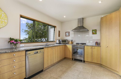 Blackpool Casa | Tikirau Bay Views - Tikirau Bay Views is a wonderfully appointed family holiday home right next to the beach in Oneroa. With three bedrooms (2 x singles and 2 x queens) and a good sized family bathroom, this is the perfect location for a family group