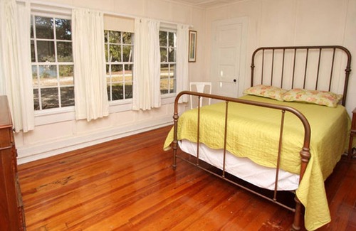 North Myrtle Beach Cabina | Tilghman-Boyce Cottage - Get Back to Nature - Private Beach - Overlooks the Marsh