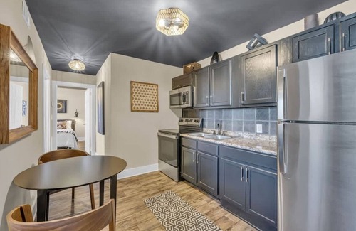 Hope Gardens Apartamento | Tim McGraw Themed Apartment!
