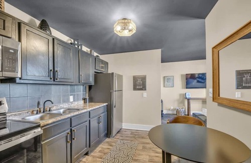 Hope Gardens Apartamento | Tim McGraw Themed Apartment!