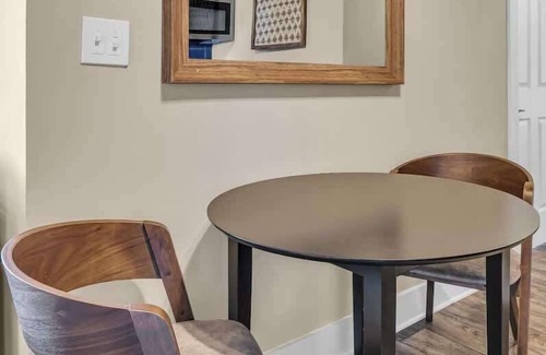 Hope Gardens Apartamento | Tim McGraw Themed Apartment!