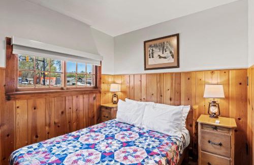 Colorado Springs Casa | Timber Lodge #1