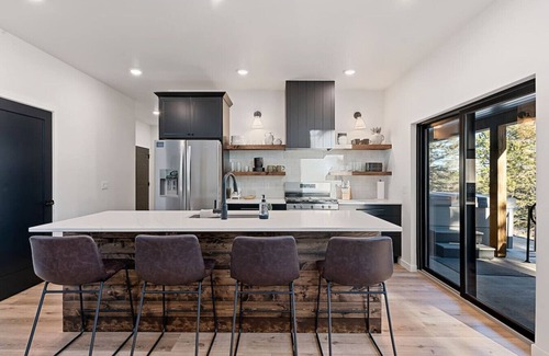 Lead Casa | Timber Trails: Pet-Friendly Haven for Adventurers