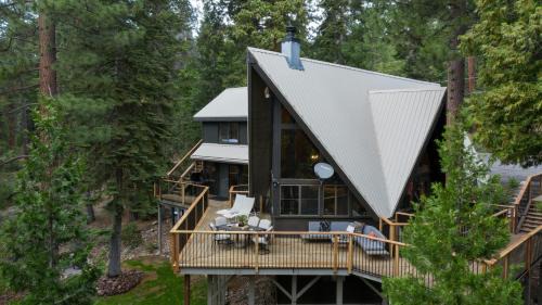 Carnelian Bay Chalet De Esquí | Timberline by AvantStay Stunning Chalet Cabin w Hot Tub Pool Table Home Theater