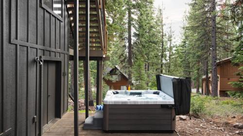 Carnelian Bay Chalet De Esquí | Timberline by AvantStay Stunning Chalet Cabin w Hot Tub Pool Table Home Theater
