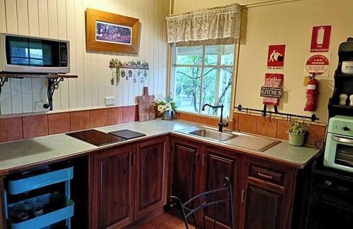 Kalimna Casa | TimberLoo Cottage (1 Queen Bed) SPA & Wood Stove