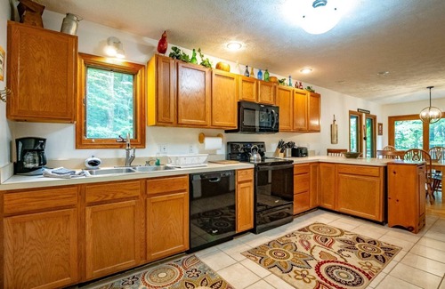 Old Timberline Casa | Timberly - 699 Ridge Road Timberly - Private Wooded Lot, Outdoor Hot Tub, Pool Table, Pet Friendly, Lake Access!