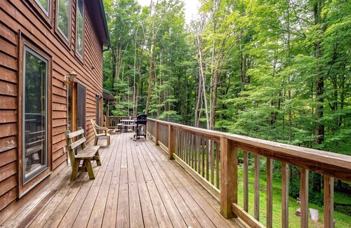 Old Timberline Casa | Timberly - 699 Ridge Road Timberly - Private Wooded Lot, Outdoor Hot Tub, Pool Table, Pet Friendly, Lake Access!