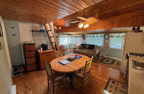 Meredith Cabaña | Timbers Cottage. Lake Winnipesaukee shared waterfront.