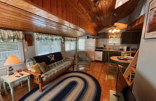Meredith Cabaña | Timbers Cottage. Lake Winnipesaukee shared waterfront.