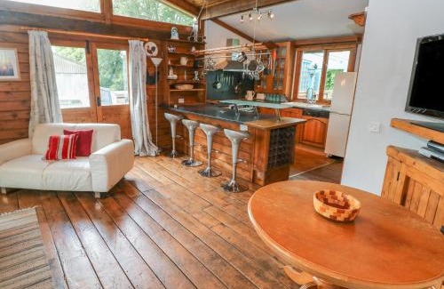Cosheston Casa | Timbertwig Lodge