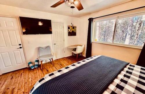 North Fork Apartamento | Timberview Suite-Hot Tub-Forest Views-Sleeps 2