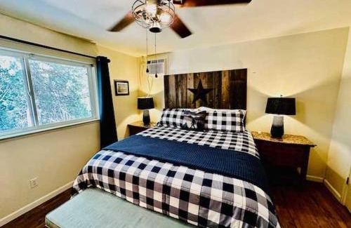North Fork Apartamento | Timberview Suite-Hot Tub-Forest Views-Sleeps 2