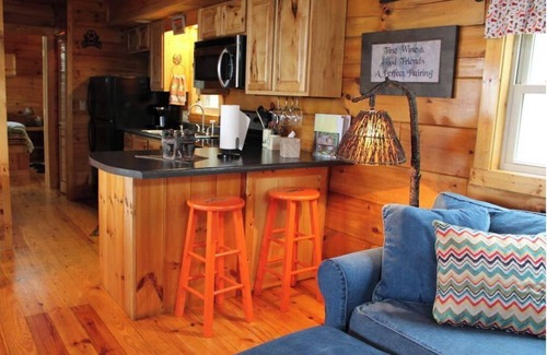 Fancy Gap Cabina | Time to Unwine-Waterfront Cabin w/Hot Tub! Pet Friendly! Blue Ridge Parkway