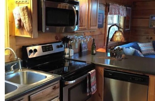 Fancy Gap Cabina | Time to Unwine-Waterfront Cabin w/Hot Tub! Pet Friendly! Blue Ridge Parkway